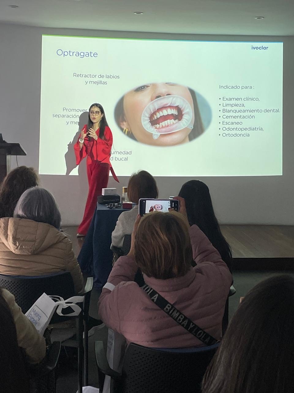 Dra. Andrea Morales dictando una charla en Eurodent Bogotá