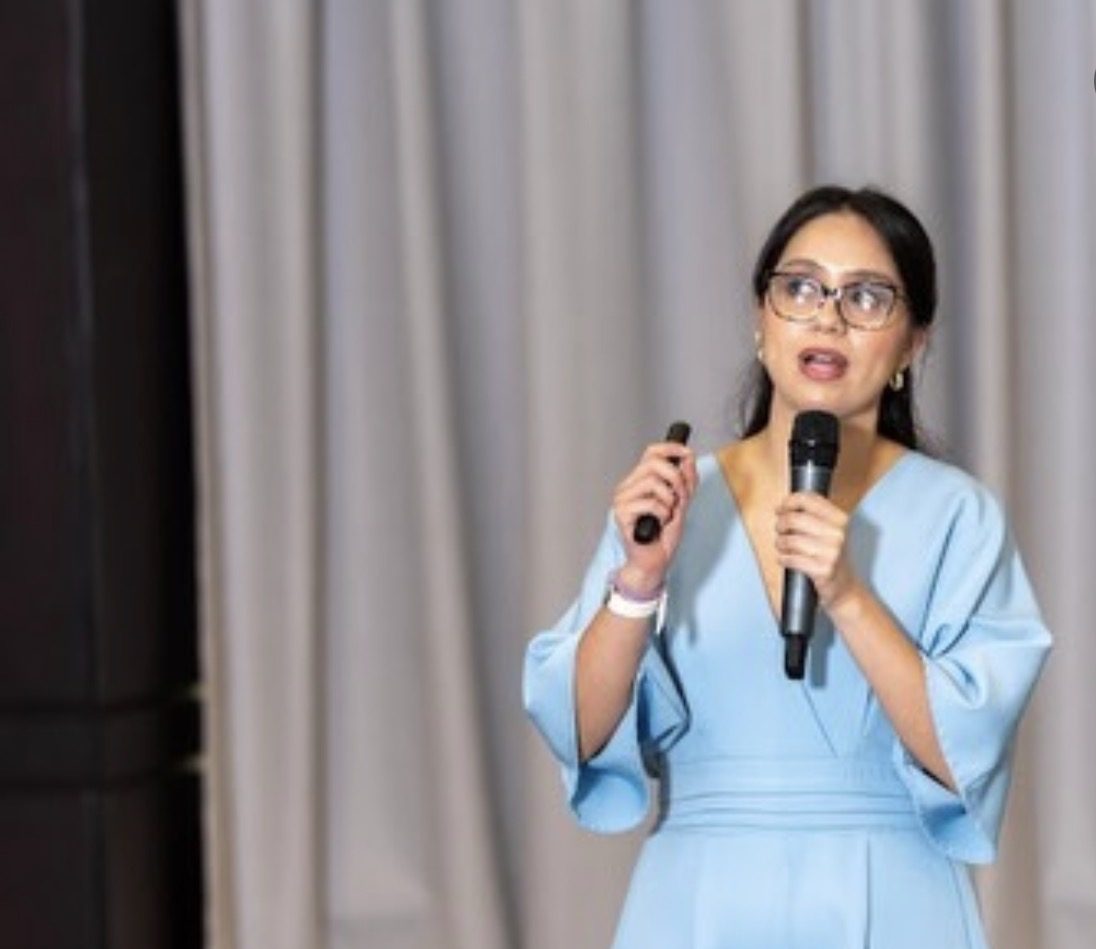 Dra. Andrea Morales dictando una conferencia en Panamá