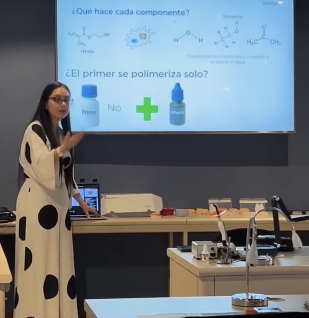 Dra. Andrea Morales explicando adhesivos dentales a odontólogos