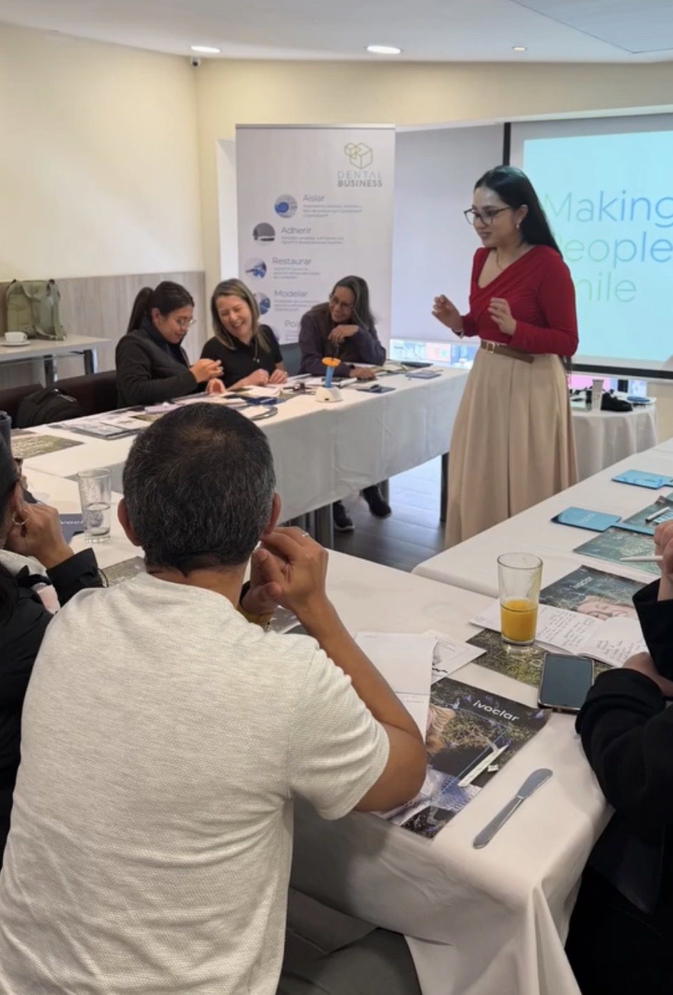 Dra. Andrea Morales guiando un taller práctico con odontólogos